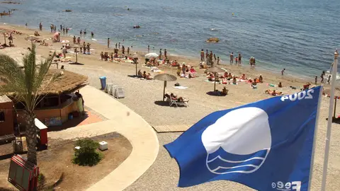 Vista de la playa de la Ribera en Ceuta, con la bandera azul en primer plano Vista de la playa de la Ribera en Ceuta, con la bandera azul en primer plano