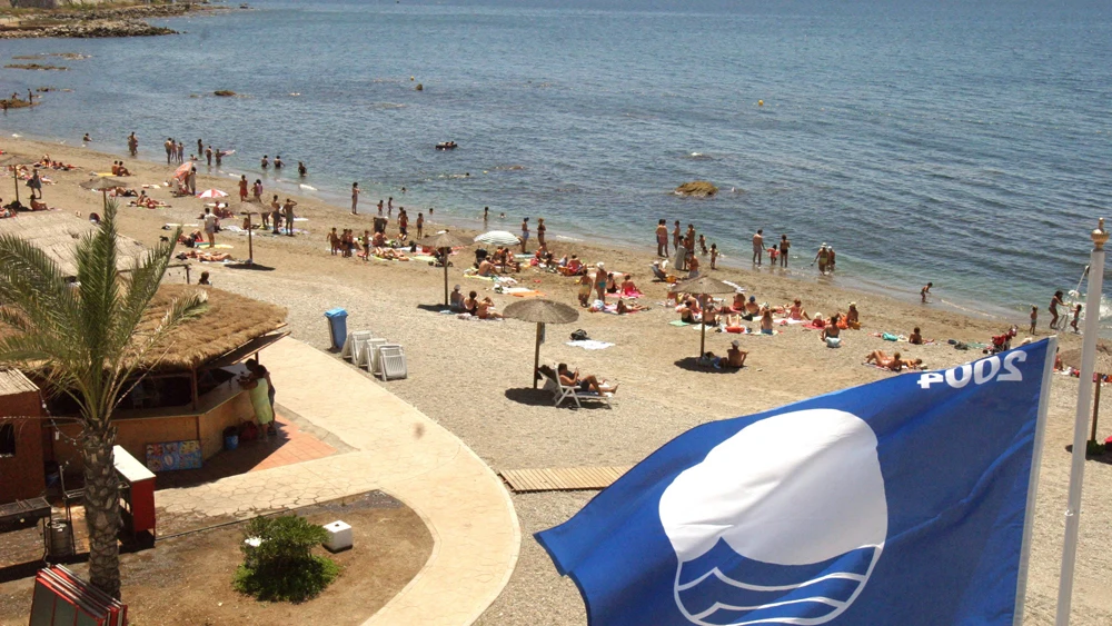 Vista de la playa de la Ribera en Ceuta, con la bandera azul en primer plano