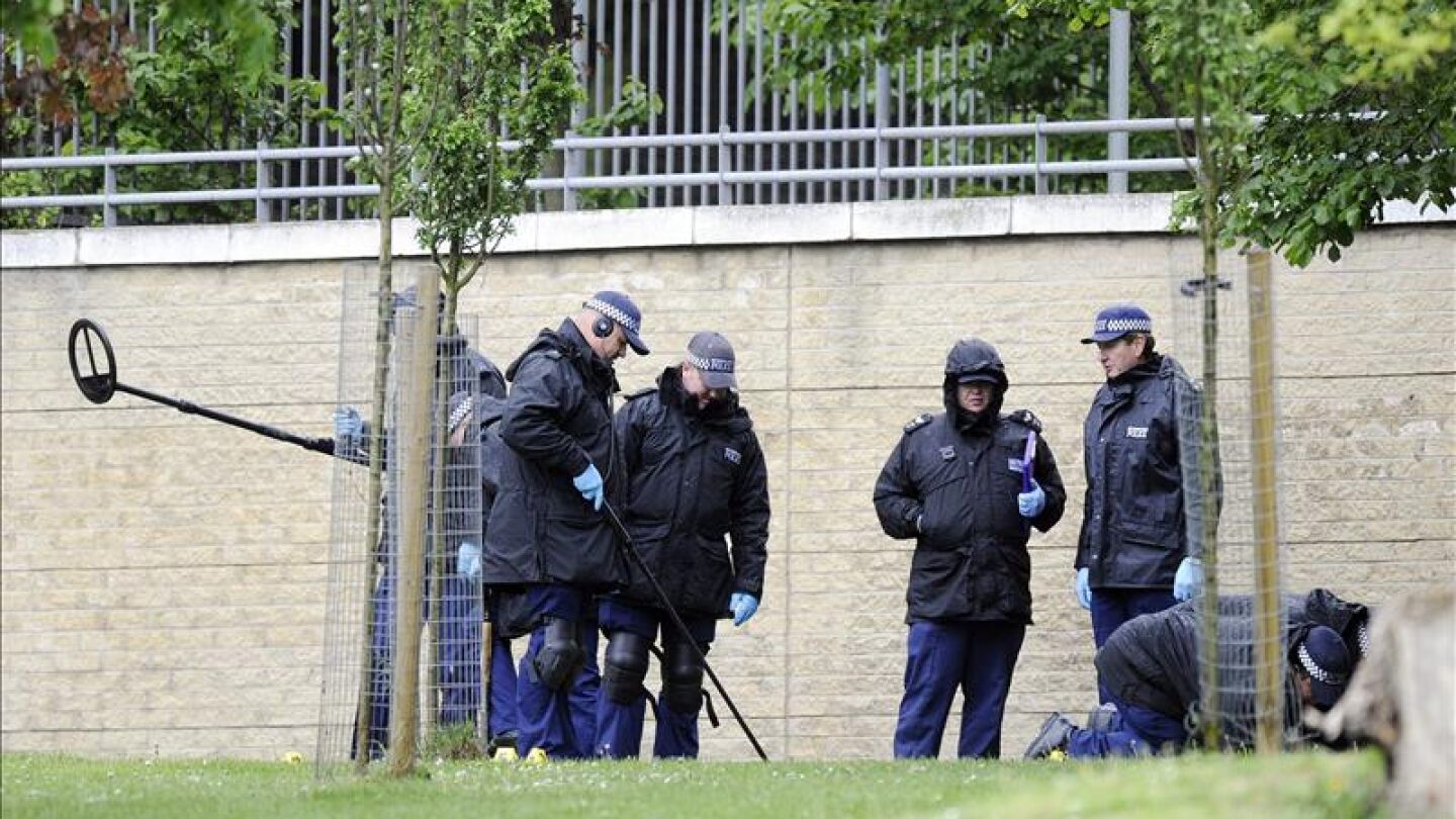 Polic&iacute;as investigan el lugar del asesinato