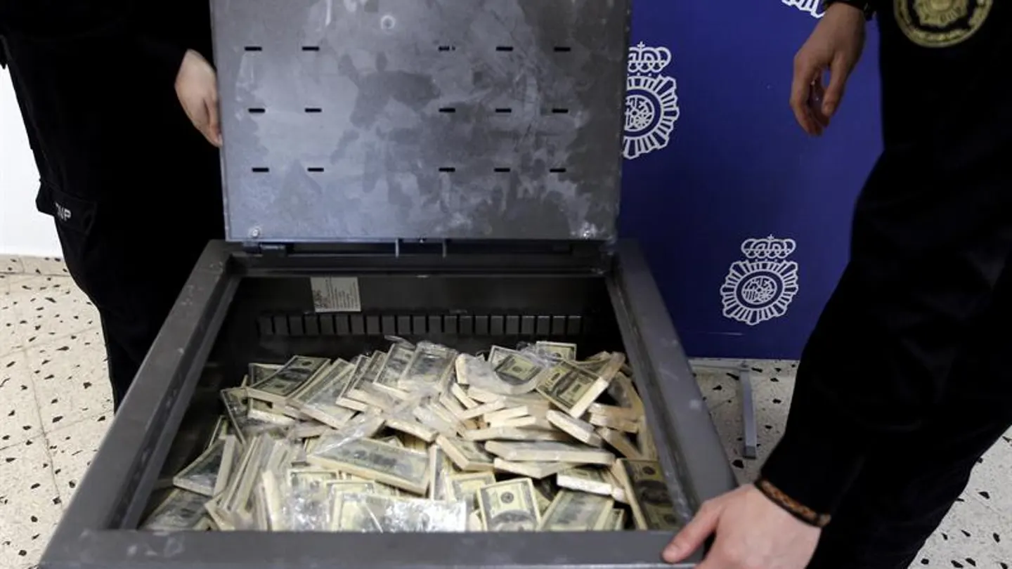 Caja fuerte con fotocopias de billetes Caja fuerte con fotocopias de billetes