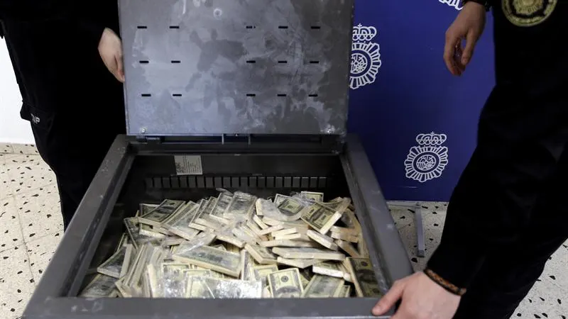 Caja fuerte con fotocopias de billetes