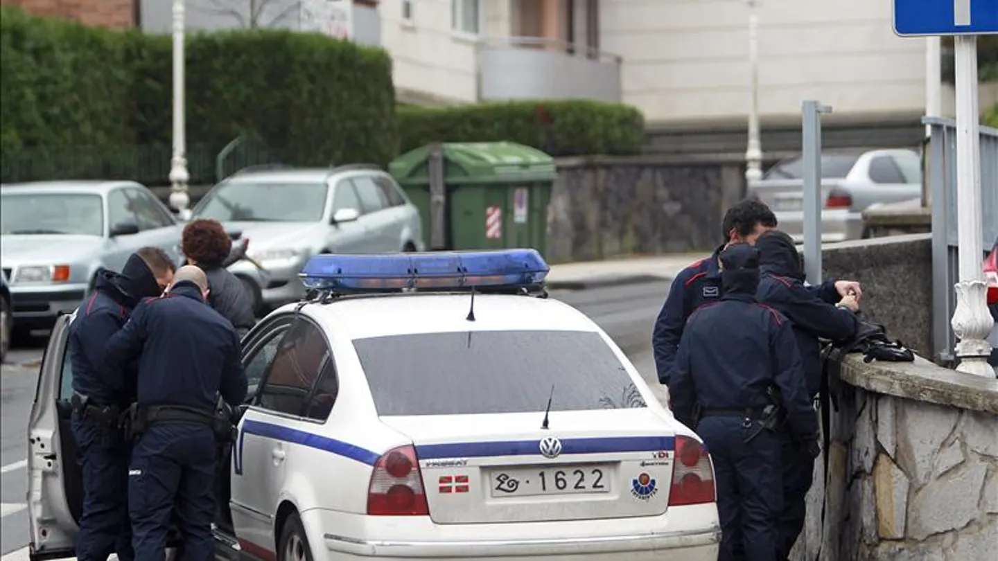 Efectivos de la Ertzaintza en un suceso Efectivos de la Ertzaintza en un suceso