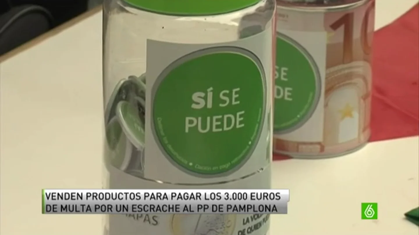 Miembros de la PAH de Navarra venden productos para pagar una multa por un escrache al PP Miembros de la PAH de Navarra venden productos para pagar una multa por un escrache al PP