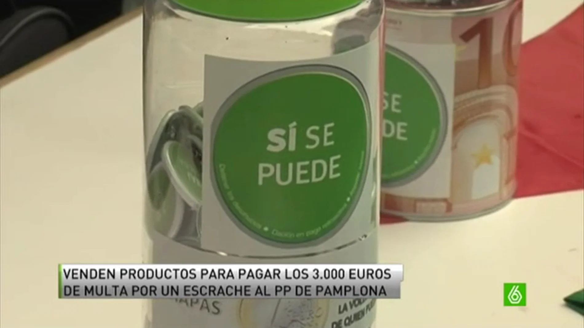 Miembros de la PAH de Navarra venden productos para pagar una multa por un escrache al PP