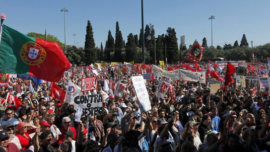 Miles de portugueses piden la dimisi&oacute;n del Gobierno y dicen "No" a los nuevos ajustes