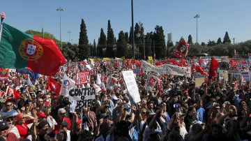 Miles de portugueses piden la dimisión del Gobierno y dicen "No" a los nuevos ajustes