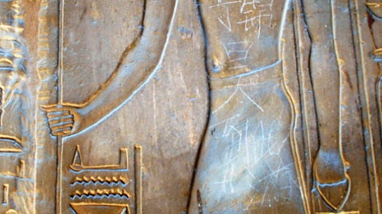 Pintada del joven chino en el Templo egipcio de Luxor
