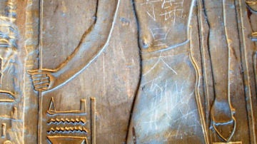 Pintada del joven chino en el Templo egipcio de Luxor
