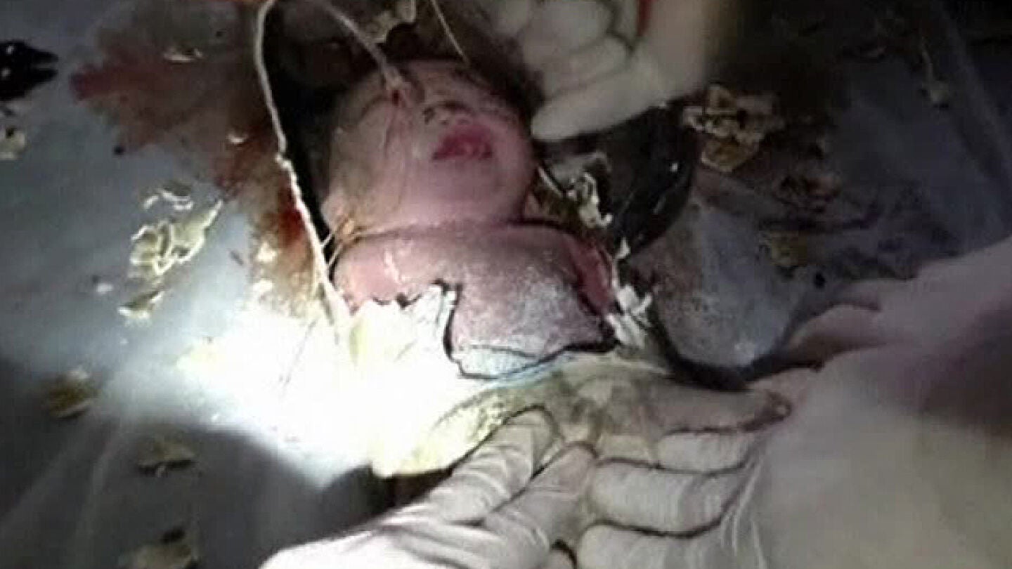 Beb&eacute; chino rescatado dentro de una tuber&iacute;a