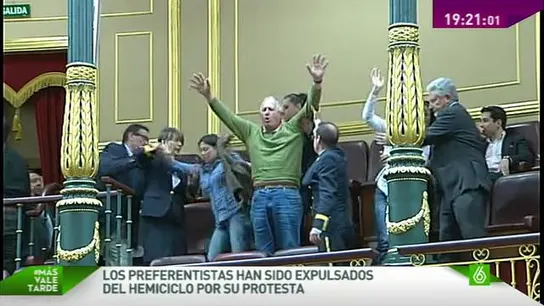 Echan a preferentistas del hemiciclo cuando comenzaba a hablar el Partido Popular Echan a preferentistas del hemiciclo cuando comenzaba a hablar el Partido Popular