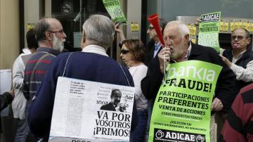 Varios ancianos se manifiestan contra Bankia