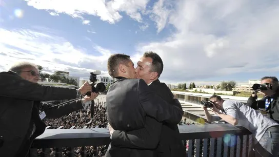 Imagen de archivo de una pareja gay dándose un beso Imagen de archivo de una pareja gay dándose un beso