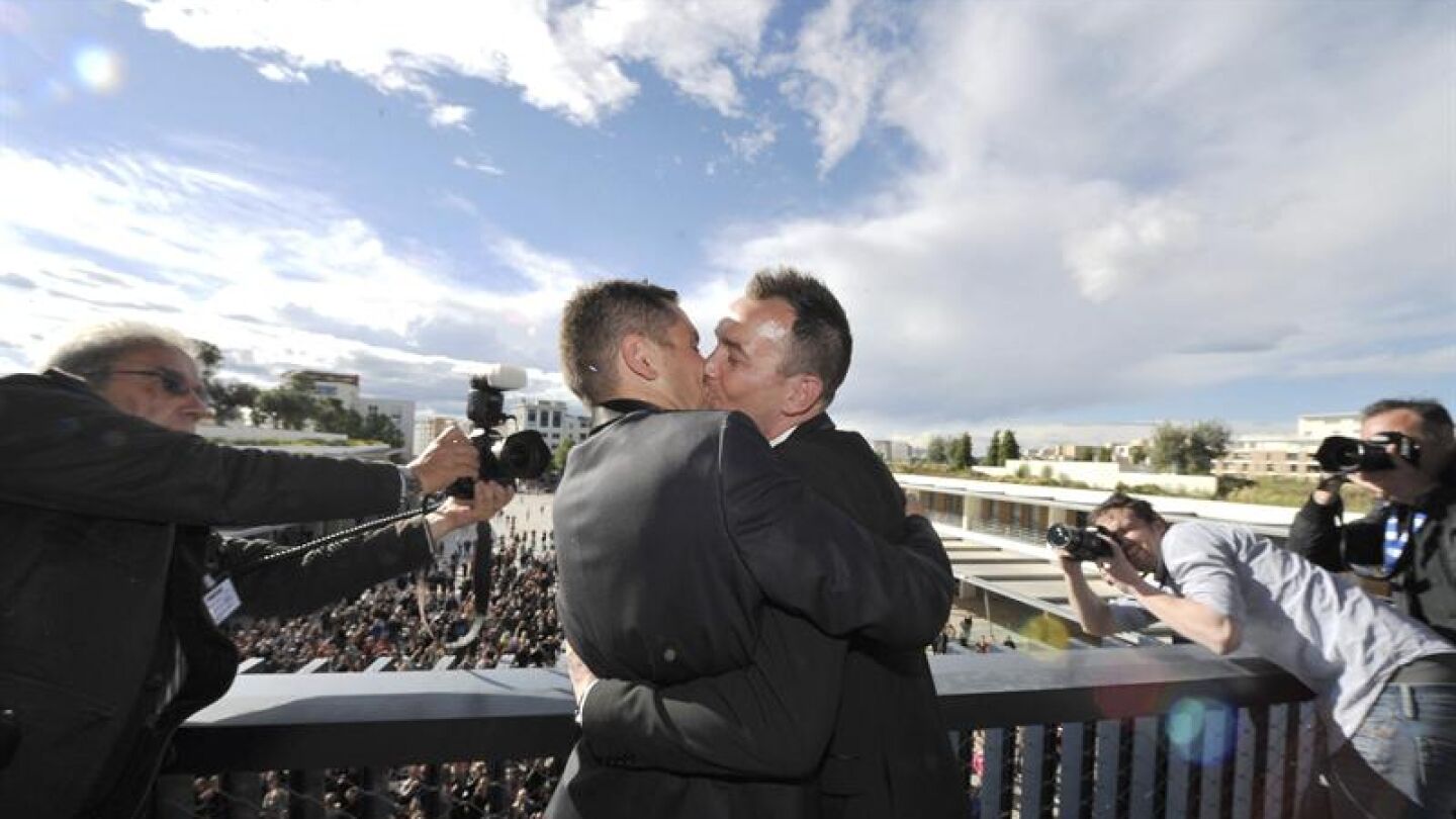 Imagen de archivo de una pareja gay d&aacute;ndose un beso
