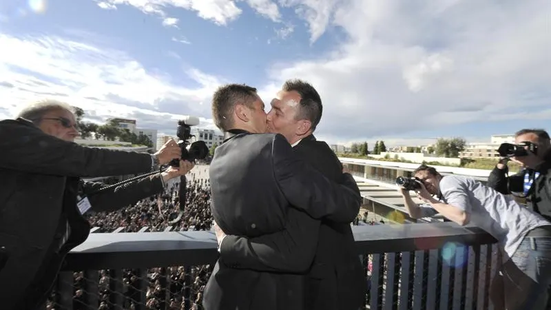 Imagen de archivo de una pareja gay dándose un beso