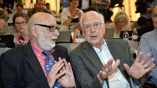 El f&iacute;sico brit&aacute;nico Peter Higgs, conversa con su colega belga Francois Englert