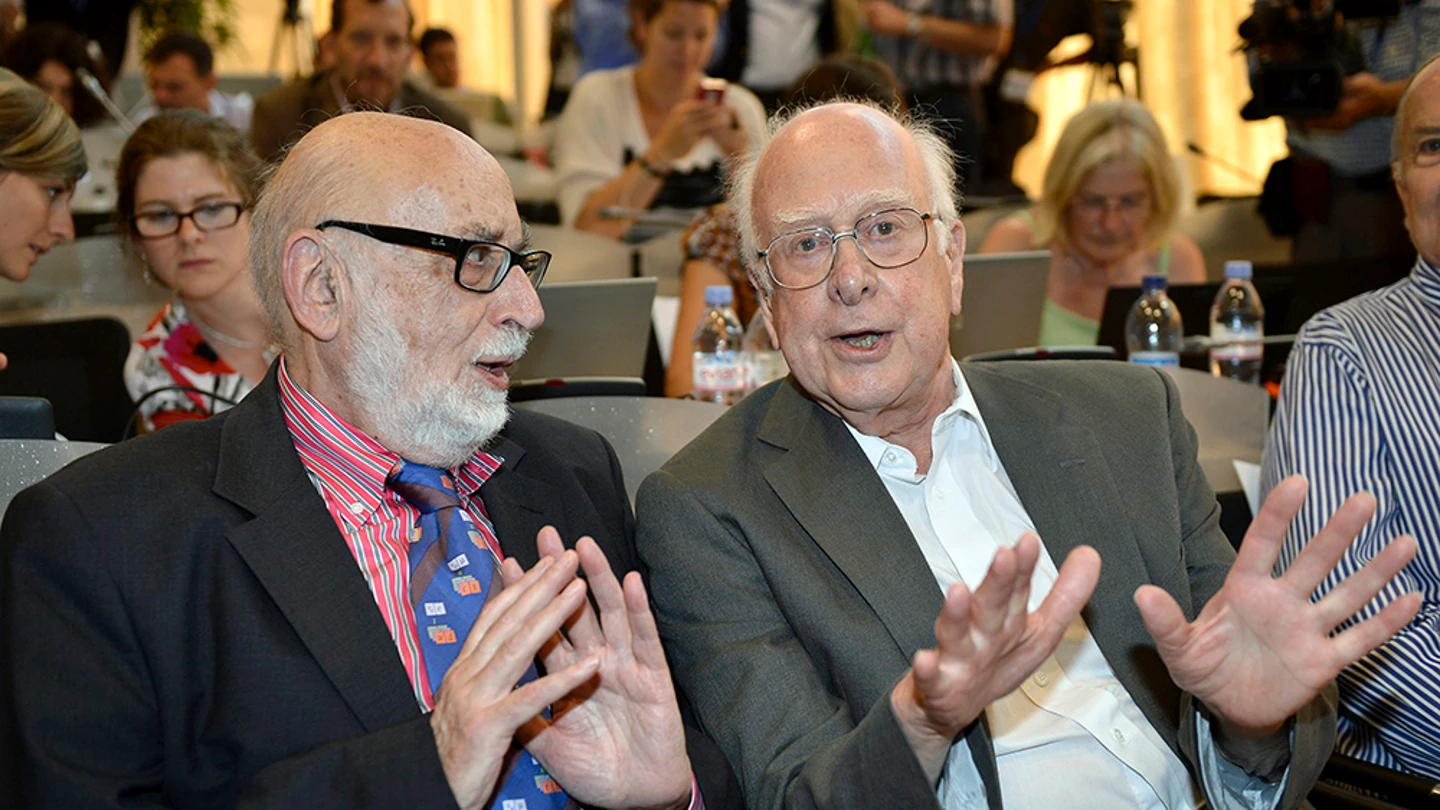 El físico británico Peter Higgs, conversa con su colega belga Francois Englert El físico británico Peter Higgs, conversa con su colega belga Francois Englert