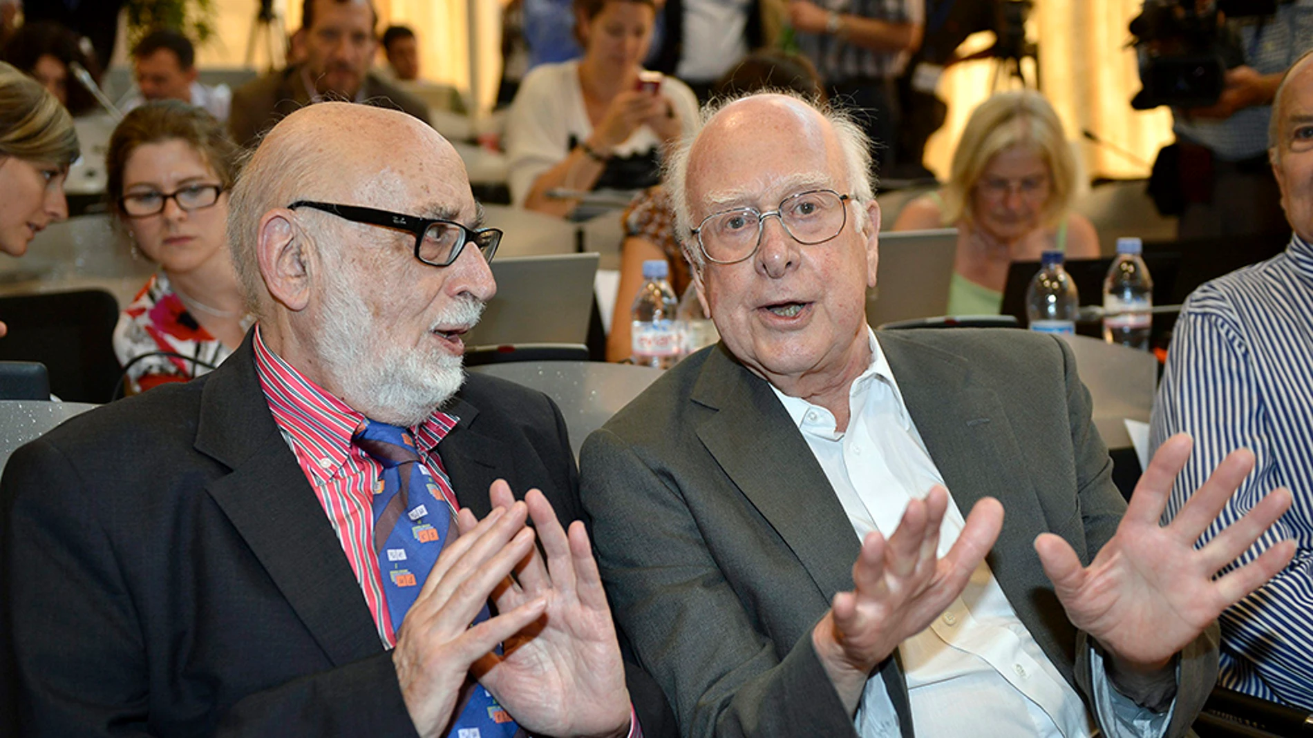 El físico británico Peter Higgs, conversa con su colega belga Francois Englert