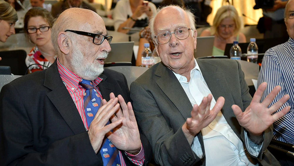 El físico británico Peter Higgs, conversa con su colega belga Francois Englert