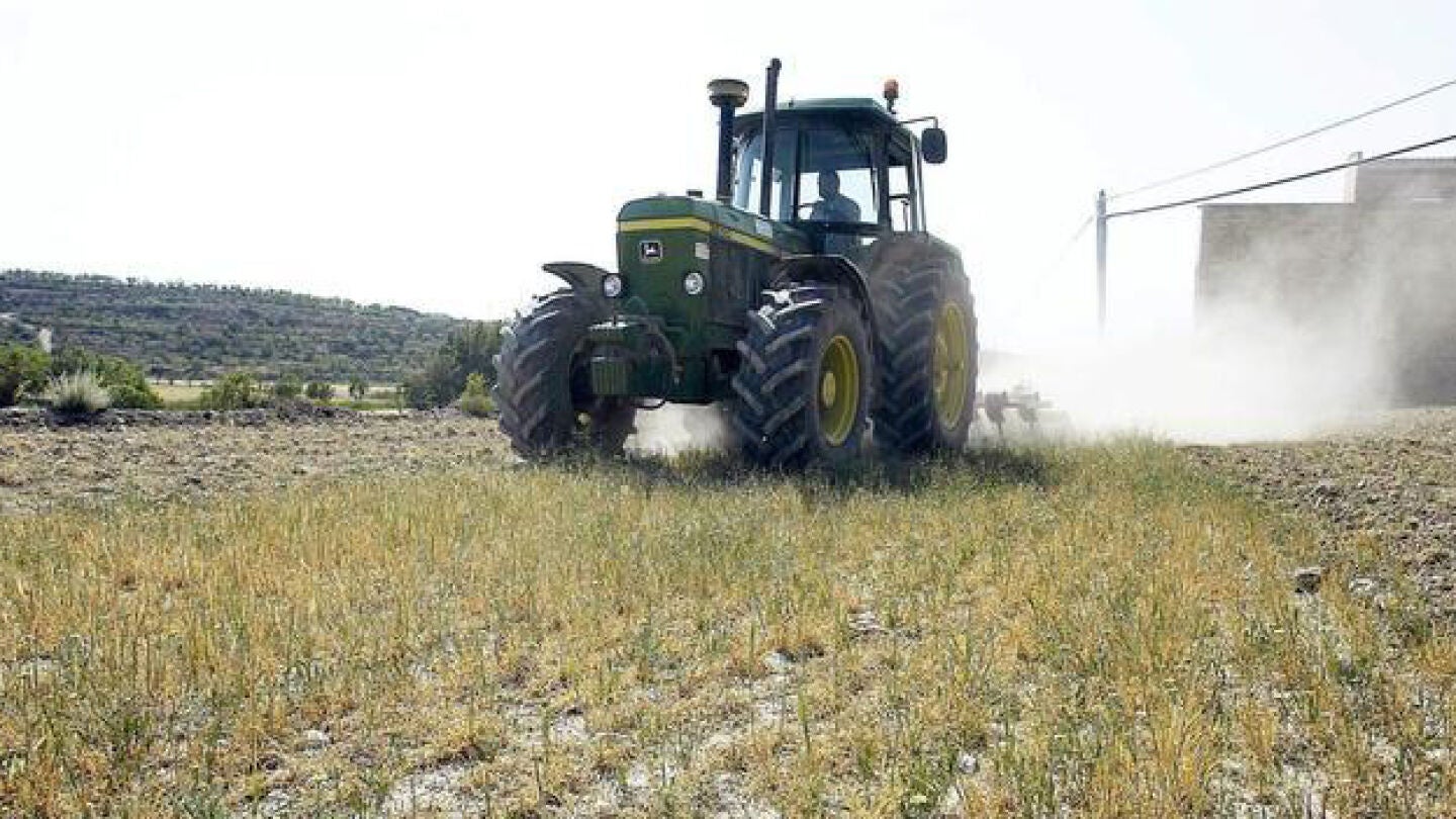 Un tractor arando