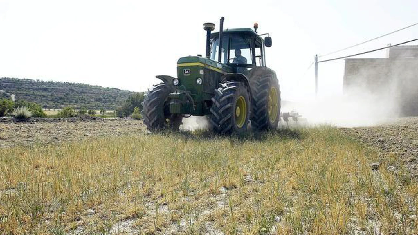 Un tractor arando Un tractor arando