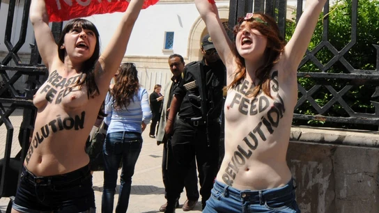 Feministas pidiendo la libertad de Amina frente al Ministerio de Justicia de Túnez Feministas pidiendo la libertad de Amina frente al Ministerio de Justicia de Túnez