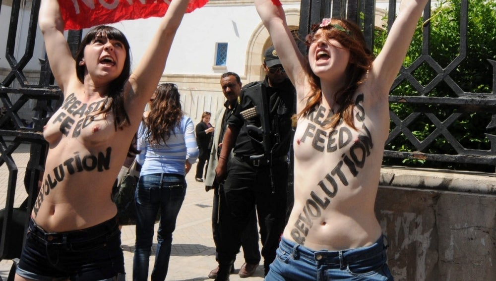 Feministas pidiendo la libertad de Amina frente al Ministerio de Justicia de Túnez