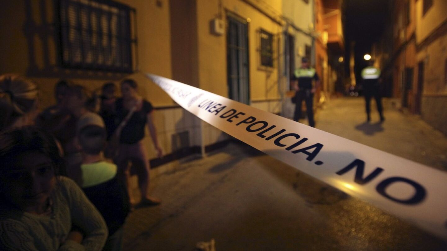 Cord&oacute;n policial en las inmediaciones del domicilio