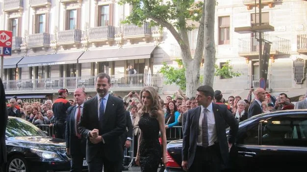 Abucheos a los príncipes a su llegada al Liceu