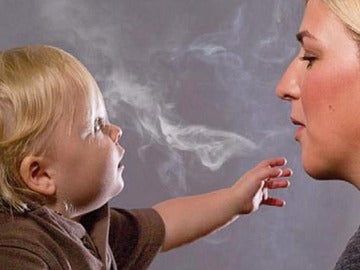 Los niños, los más vulnerables ante el humo del tabaco. Los niños, los más vulnerables ante el humo del tabaco.
