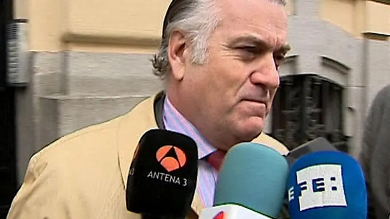 Luis B&aacute;rcenas en la calle