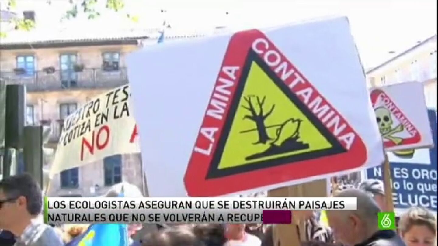 Manifestaci&oacute;n en Santiago de Compostela en contra de los megaproyectos mineros