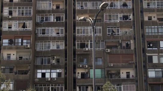 Vista del estado en que qued&oacute; la fachada de un edificio en el &uacute;ltimo atentado registrado en Damasco 
