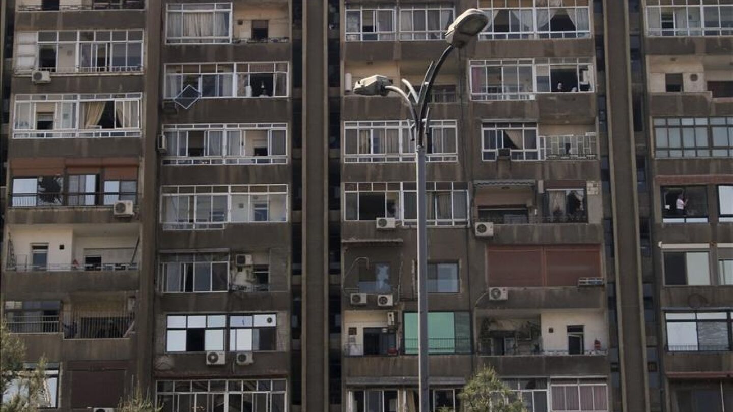 Vista del estado en que qued&oacute; la fachada de un edificio en el &uacute;ltimo atentado registrado en Damasco 