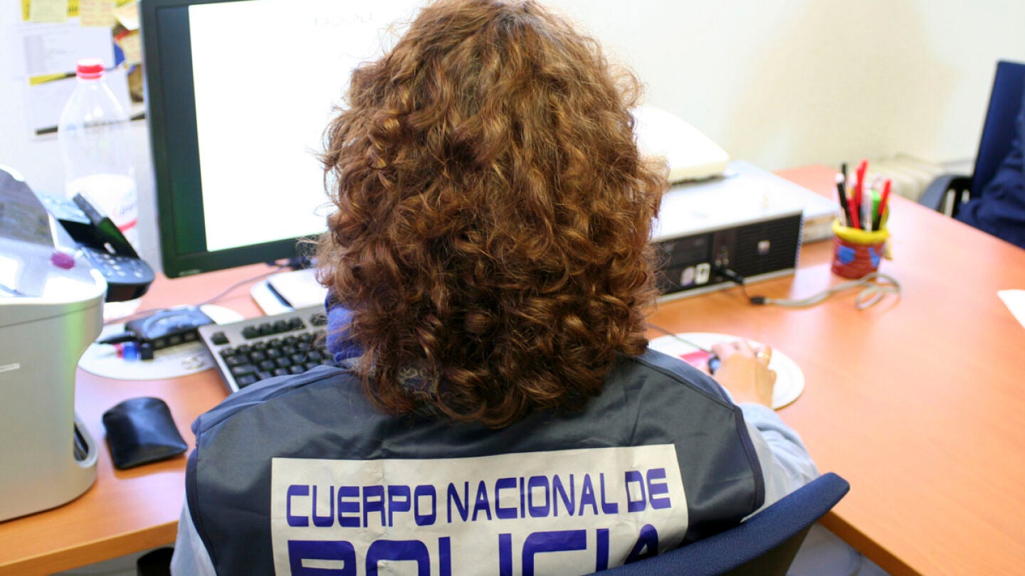 Uno de los miembros de la Brigada de Investigaci&oacute;n Tecnol&oacute;gica de la Polic&iacute;a Nacional.