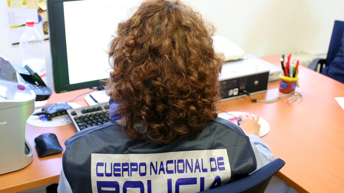 Uno de los miembros de la Brigada de Investigaci&oacute;n Tecnol&oacute;gica de la Polic&iacute;a Nacional.
