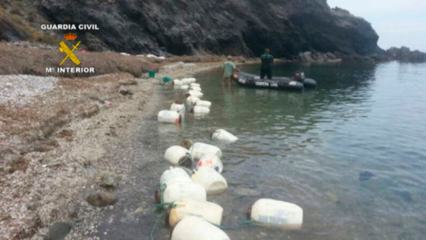 Bidones con hach&iacute;s flotando en la cala de Almer&iacute;a