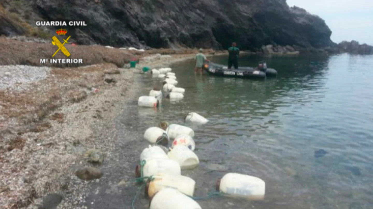 Bidones con hachís flotando en la cala de Almería Bidones con hachís flotando en la cala de Almería