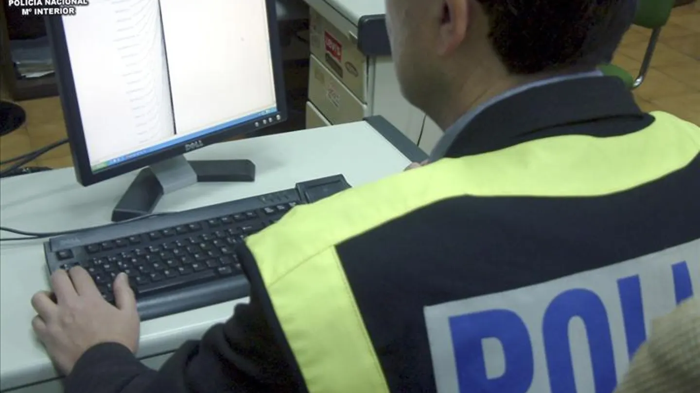 Un agente de Policía Nacional realizando busquedas de pornografía infantil a través de Internet Un agente de Policía Nacional realizando busquedas de pornografía infantil a través de Internet