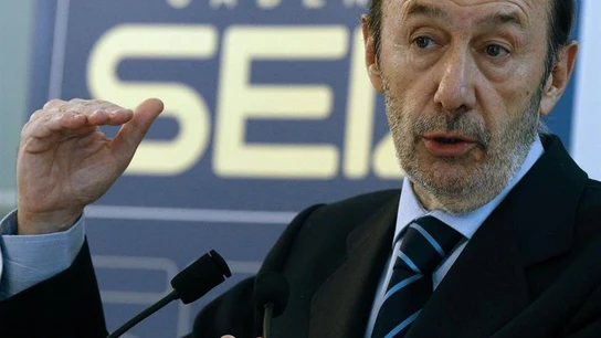 Rubalcaba celebra el dato del paro Rubalcaba celebra el dato del paro