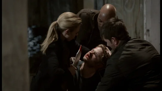 Los seguidores de Carroll torturan a Mike Los seguidores de Carroll torturan a Mike