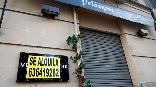 Local cerrado con el cartel de alquiler. Local cerrado con el cartel de alquiler.