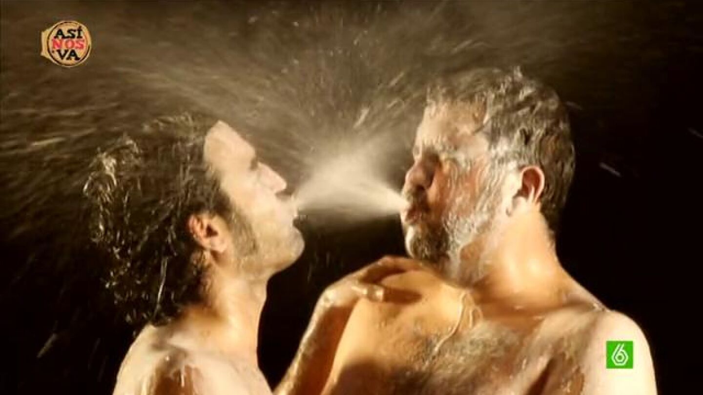 Ra&uacute;l G&oacute;mez y Flo se ba&ntilde;an en leche
