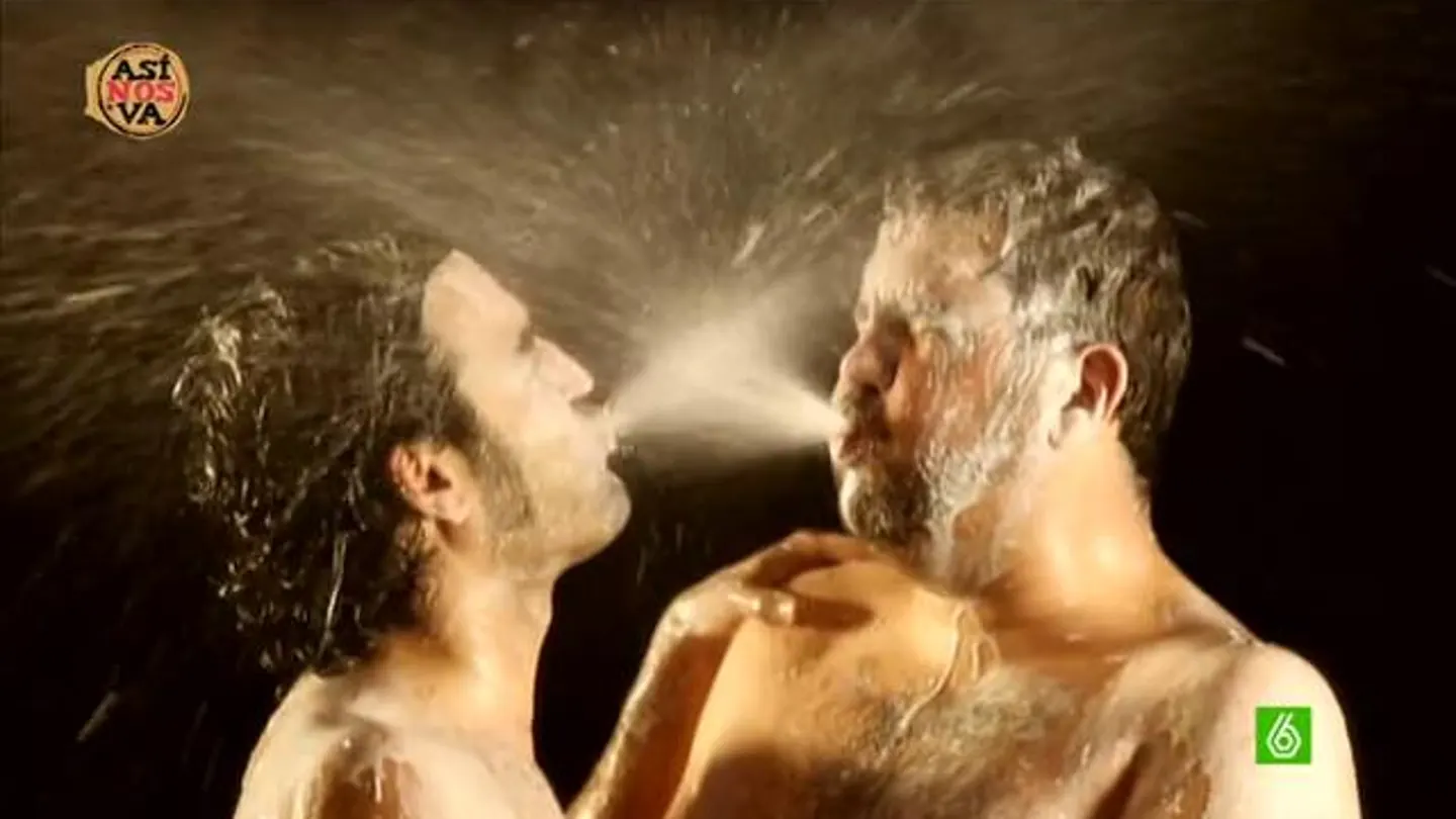 Raúl Gómez y Flo se bañan en leche Raúl Gómez y Flo se bañan en leche