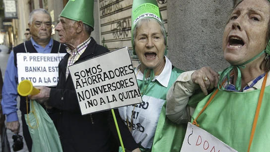 Afectados por las preferentes protestan en los alrededores de la Audiencia Naciona Afectados por las preferentes protestan en los alrededores de la Audiencia Naciona