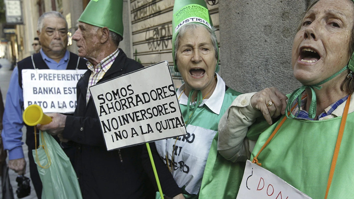 Afectados por las preferentes protestan en los alrededores de la Audiencia Naciona Afectados por las preferentes protestan en los alrededores de la Audiencia Naciona