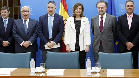 Fátima Báñez y Tomás Burgos junto al 'comité de expertos'. Fátima Báñez y Tomás Burgos junto al 'comité de expertos'.