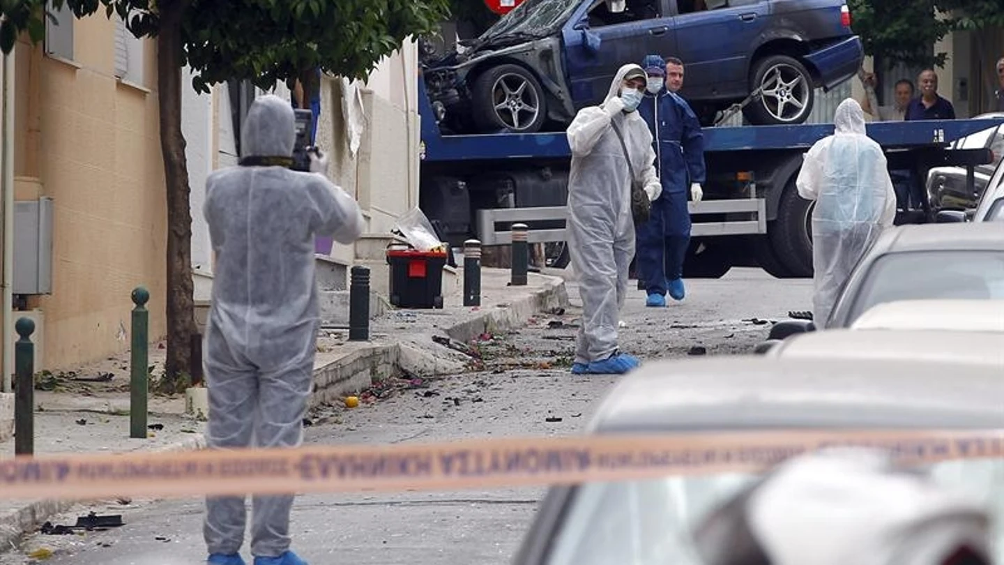 Estalla una bomba bajo el coche de la directora de la cárcel de Atenas Estalla una bomba bajo el coche de la directora de la cárcel de Atenas