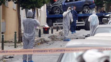 Estalla una bomba bajo el coche de la directora de la cárcel de Atenas