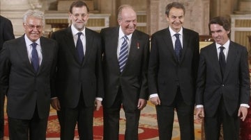 El rey Juan Carlos I, acompañado de los expresidentes del Gobierno