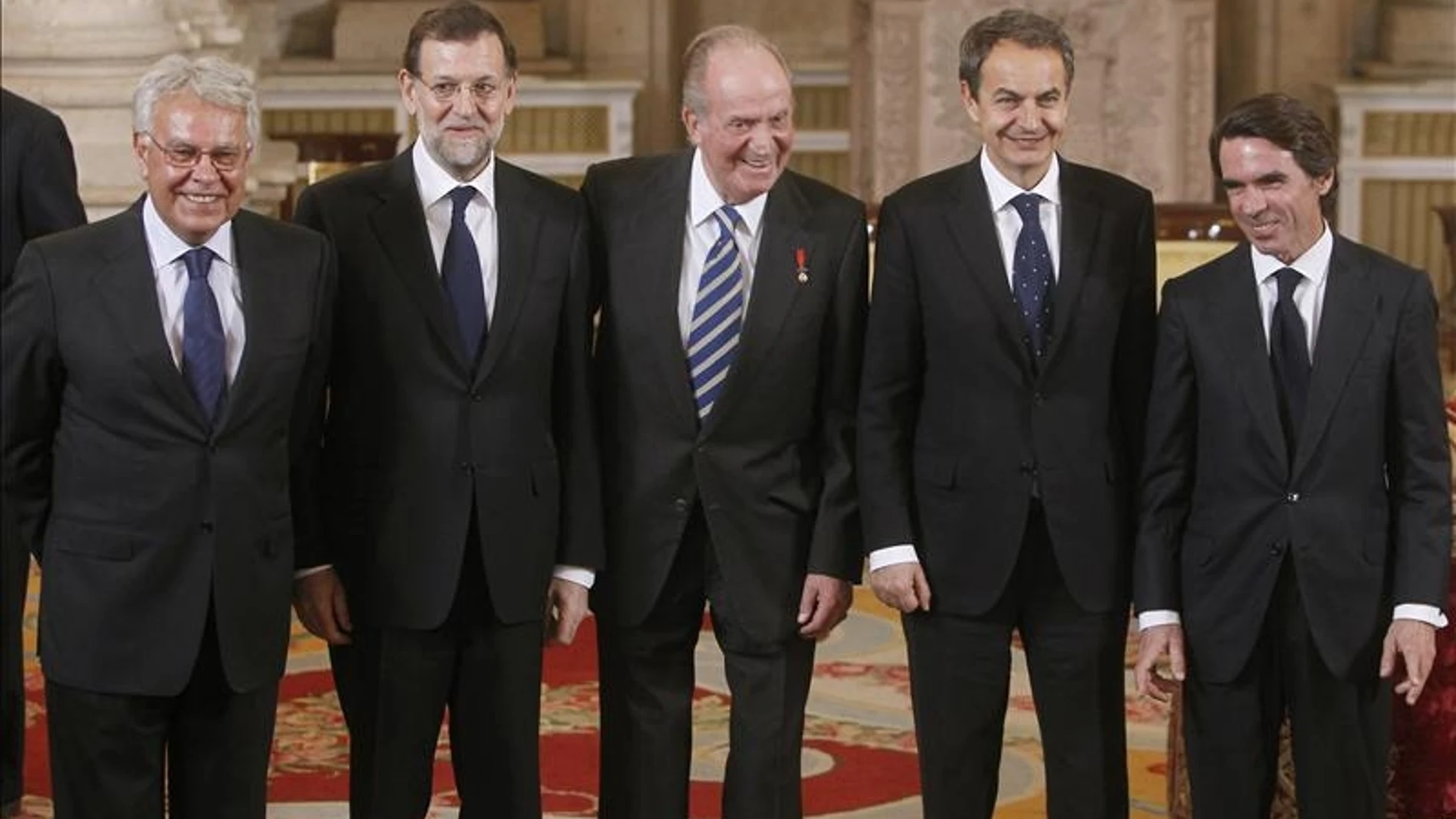 El rey Juan Carlos I, acompañado de los expresidentes del Gobierno